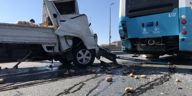 Edirnekapı’da korkunç kaza! Kamyonet özel halk otobüsüne çarptı