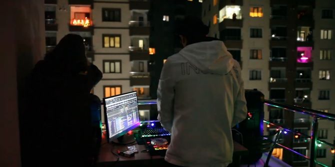 Balkonuna kurduğu DJ kabini ile mahalleyi coşturdu!