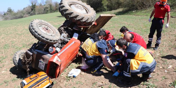 Bolu'da devrilen traktörün altında kalmaktan son anda kurtuldu!