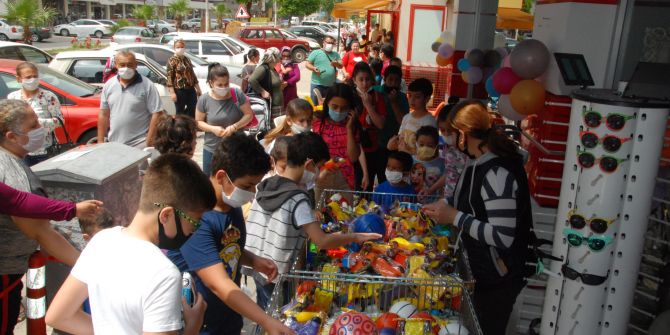 Çocuklara ücretsiz oyuncak dağıtan mağazadaki sosyal mesafe endişe yarattı!