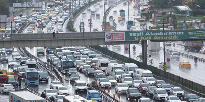 İstanbul'da şiddetli yağmur trafiği olumsuz etkiledi!