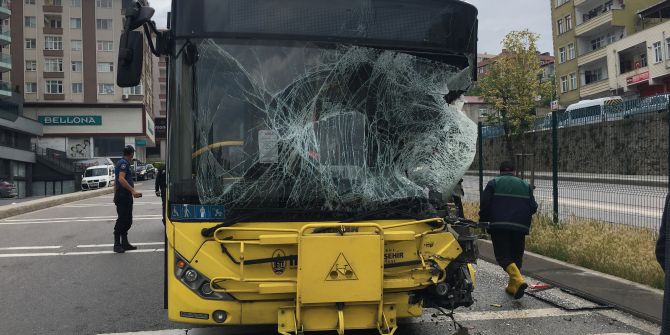 Pendik'te korkunç kaza! İETT otobüsü sulama aracına çarptı