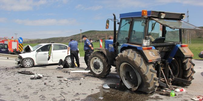 Sivas'ta otomobil ile traktör kafa kafaya çarpıştı! 5 yaralı