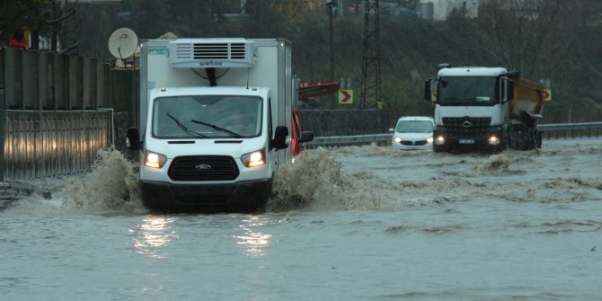 Arnavutköy'deki sağanak yağış sele dönüştü! Vatandaş zor anlar yaşadı