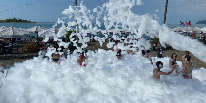Rize'de köpüklü plaj partisinde koronavirüs hiçe sayıldı!