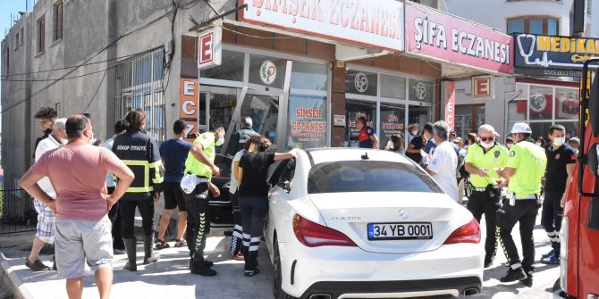 Sinop'ta korkunç kaza! Fren yerine gaza basan otomobil eczaneye girdi