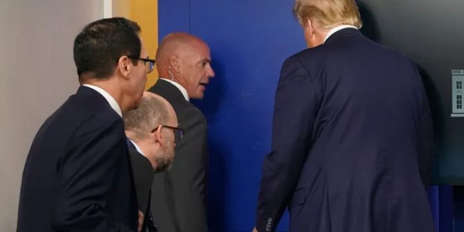 Trump basın toplantısından güvenlik ekipleri tarafından çıkartıldı!