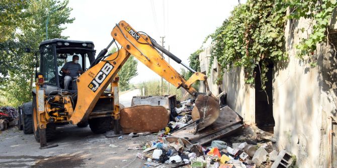 Tarsus'da çöp ev vakası! Bir evden 8 kamyon çöp çıkartıldı
