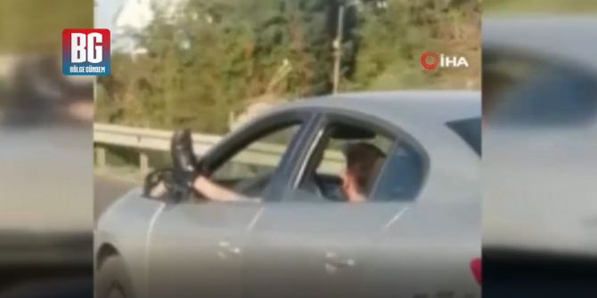 Trafikte bacağını camdan sarkıtarak araç kullanan kişi görenleri şaşırttı!