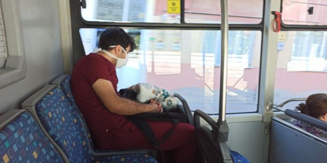 Otobüste uykuya yenik düşen sağlık çalışanı sosyal medyada ilgi odağı oldu!
