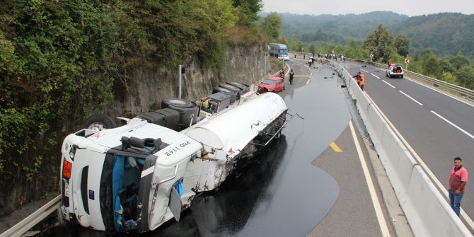 Bolu'da zift yüklü tanker kazası! Karayolu iki yönlü trafiğe kapandı