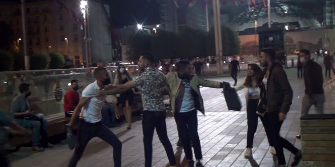 Taksim Meydanı’nda parfüm kavgası! Tekme ve yumruklarla birbirlerine girdiler