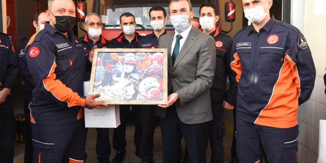 İzmir depremi kahramanlarına Pendik Belediye Başkanı Ahmet Cin'den teşekkür plaketi!