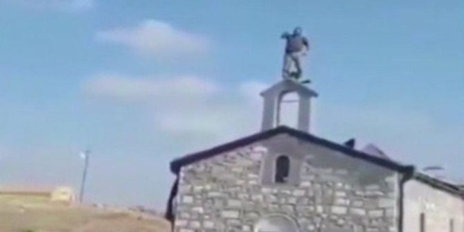 Azerbaycanlı asker, Dağlık Karabağ kurtuluşunu kilisede ezan okuyarak kutladı!