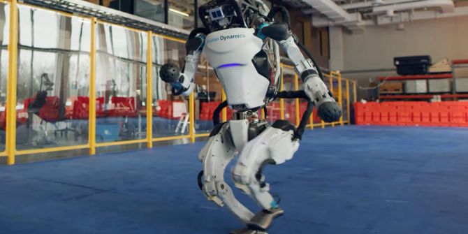 Boston Dynamics'in robotlarından yeni yıla özel dans şov!