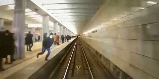 Metronun önüne atlayan adamın dehşet anları kamerada!