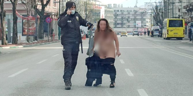 Bursa'da şoke eden anlar! Çıplak kadın polis kontrol noktasına koştu