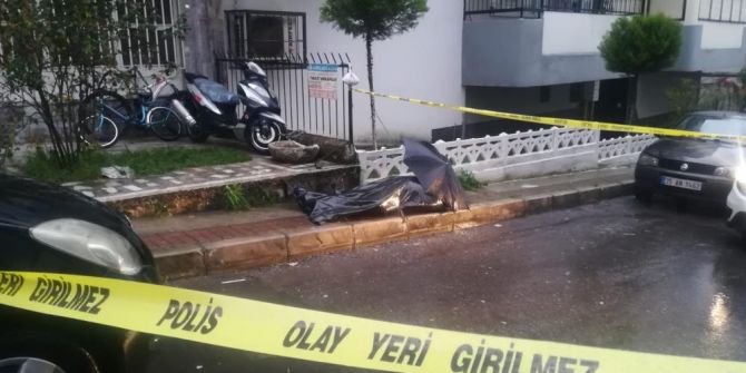 İzmir'de bir kaldırımda erkek cesedi bulundu!