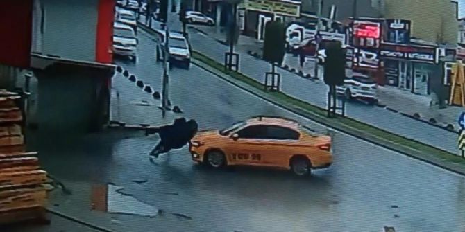 Arnavutköy'de taksi kazası! Yolun karşısına geçecekken hastanelik oldular!